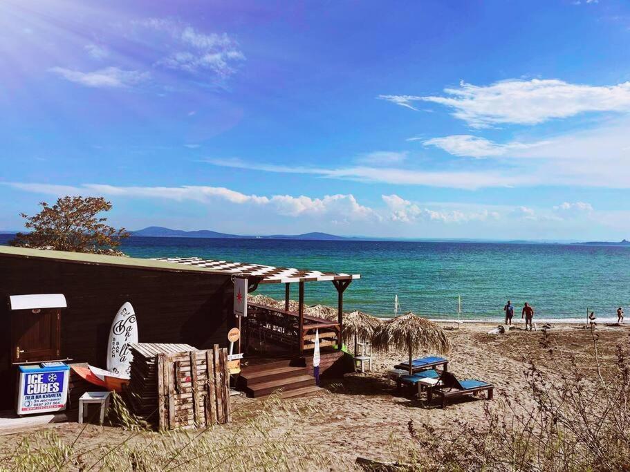 Lovely Studio Apartment On The Beach Бургас Екстериор снимка