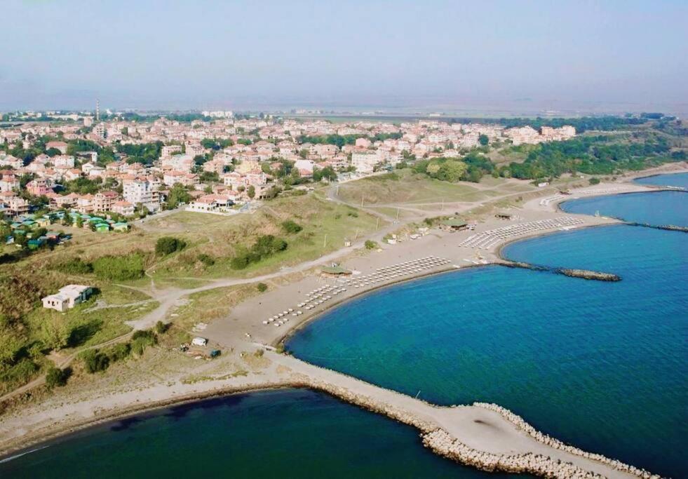 Lovely Studio Apartment On The Beach Бургас Екстериор снимка